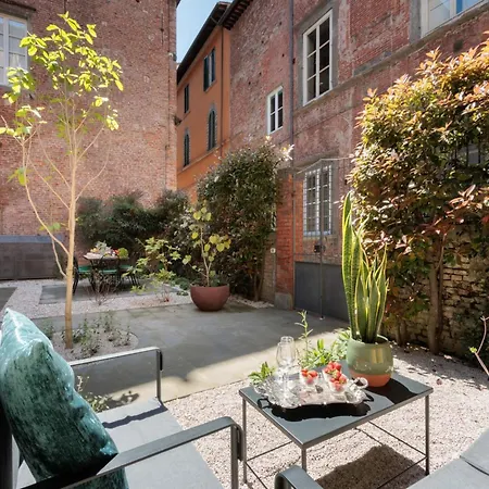 Elegant Villa With Garden In The Heart Of Lucca