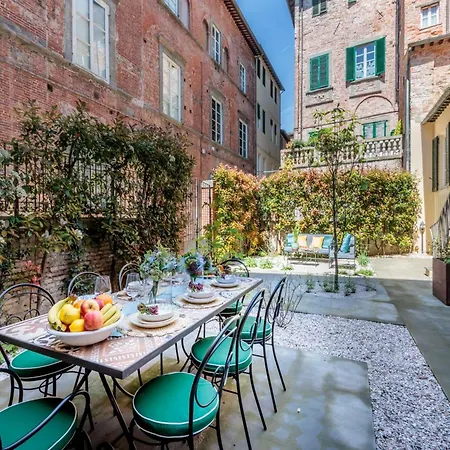 Elegant Villa With Garden In The Heart Of Lucca Apartment *